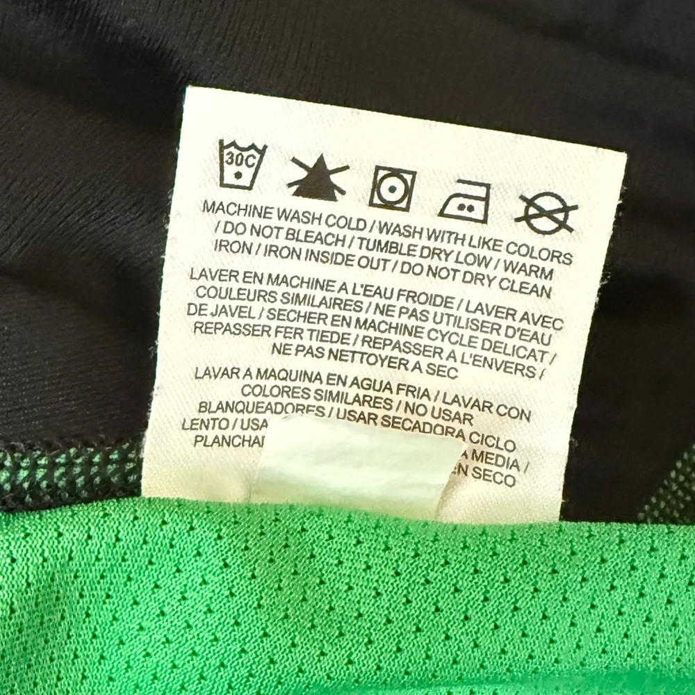Nike Dri-FIT SZ L Shirt in Black and Green. Short sleeve.